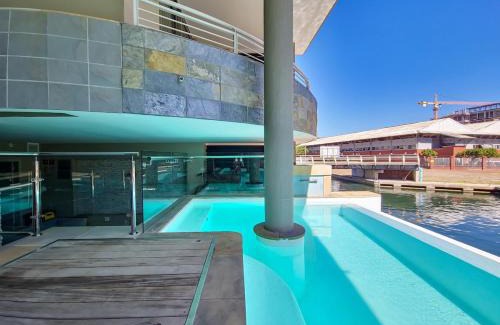 Victoria and Alfred Waterfront Apartment | Luxurious, Canal Apt w Pool+WIFI, V&A on Doorstep
