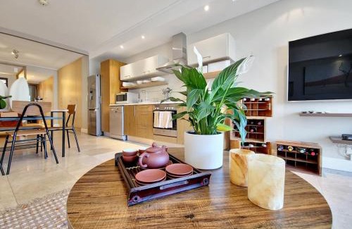 Victoria and Alfred Waterfront Apartment | Luxurious, Canal Apt w Pool+WIFI, V&A on Doorstep