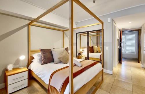 Victoria and Alfred Waterfront Apartment | Luxurious, Canal Apt w Pool+WIFI, V&A on Doorstep