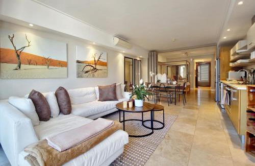 Victoria and Alfred Waterfront Apartment | Luxurious, Canal Apt w Pool+WIFI, V&A on Doorstep