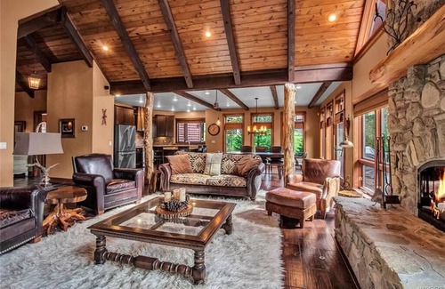 Ellicottville Ski Chalet | Luxurious Chalet! Hot-tub, Bonfire & A+ Location for Skiing/Town