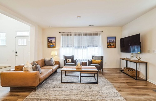 Hidden Valley House | Luxurious Charm & Comfort: Your Perfect Getaway; 6 mi from Downtown Charlotte!