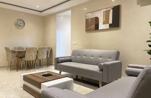 Cocody Apartment | Luxurious City Getaway: 5* Location - Free Private Chef + Airport Pickup