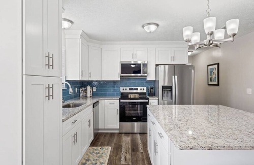 El Centro Beach House | Luxurious & Comfy - Private Pool & Spa - Golf Cart