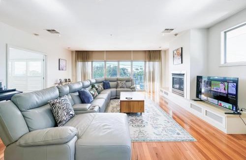 Frankston South House | Luxurious Comfort with Bay Views