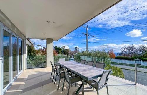 Frankston South House | Luxurious Comfort with Bay Views