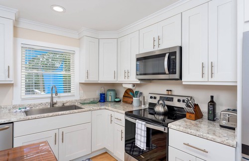 Kings Grant House | Luxurious & Comfy Haven: Prime Location ~ Pool ~ Hot Tub ~ Fire Pit ~ Gym ~ Pkg!