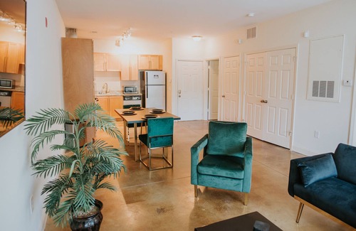 High Point Apartment | ★Luxurious & Comfy ~ Serene Location ~ ♛Royal Beds
