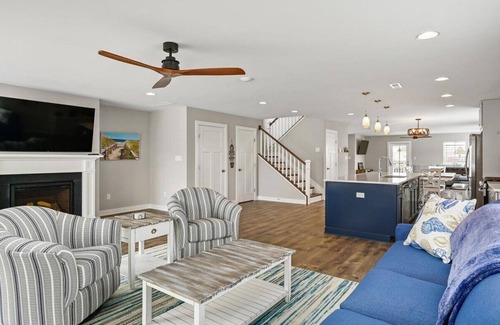 Fenwick Island House | Luxurious & Comfy ~ 1 Block to Beach ~ ♛Royal Beds