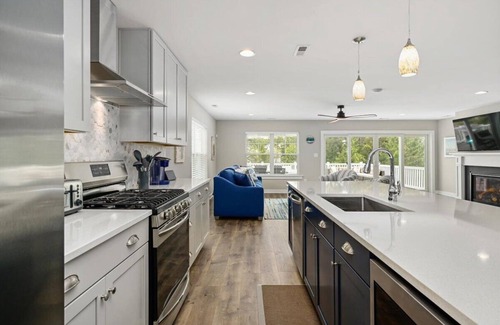 Fenwick Island House | Luxurious & Comfy ~ 1 Block to Beach ~ ♛Royal Beds