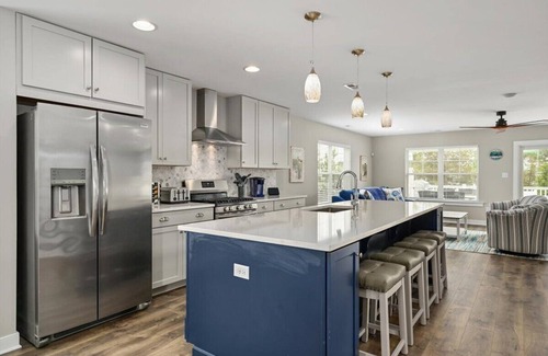 Fenwick Island House | Luxurious & Comfy ~ 1 Block to Beach ~ ♛Royal Beds