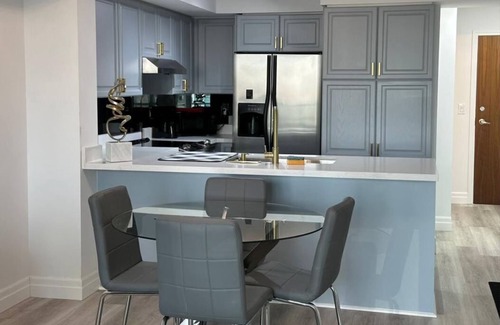 Fairview Apartment | Luxurious Condo with pool .Walking distance to downtown Mississauga and Mall.
