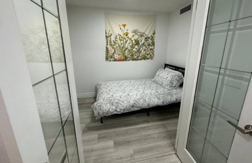 Fairview Apartment | Luxurious Condo with pool .Walking distance to downtown Mississauga and Mall.