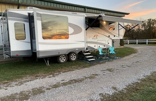 Lexington House | Luxurious Cozy RV Open Range Glamping Experience