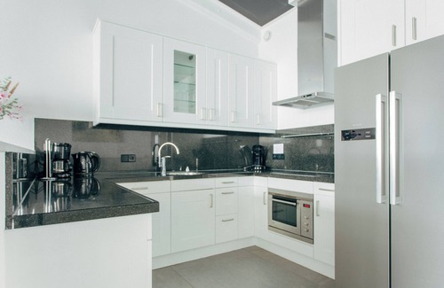 Makkum Cabin | Luxurious Dijkvilla Deluxe with a panoramic view of the IJsselmeer, a private sauna, and two patios at the exclusive Beach Resort Makkum.