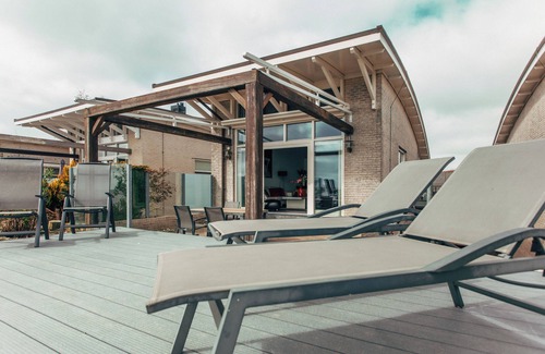 Makkum Cabin | Luxurious Dijkvilla Deluxe with a panoramic view of the IJsselmeer, a private sauna, and two patios at the exclusive Beach Resort Makkum.