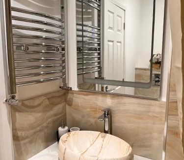 Oxford House | Luxurious double bedroom, ensuite with free Wifi.