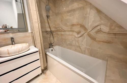Oxford House | Luxurious double bedroom, ensuite with free Wifi.