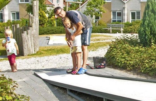 Makkum Cabin | Luxurious Dune Villa Deluxe with a large patio, three bedrooms, and fully equipped kitchen, within walking distance of the beach at Beach Resort Makkum.