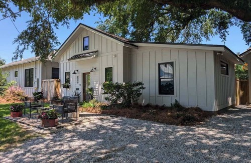 East Hill Villa | Luxurious East Hill Guest House w/King Bed!