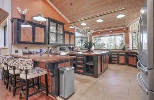 Shaver Lake House | Luxurious Escape-DOUBLE Masters and GOURMET Kitchen with New air conditioning