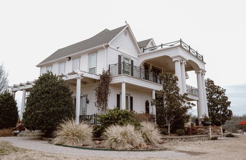Athens House | Luxurious Estate at Tara Vineyard and Winery, with accompanying Pool and Hot-tub