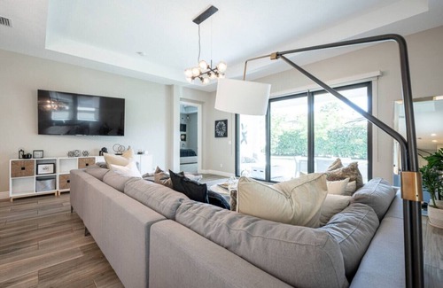 Parkland House | Luxurious Family Home - Spacious Kitchen & BBQ