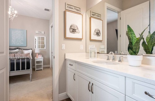 Parkland House | Luxurious Family Home - Spacious Kitchen & BBQ