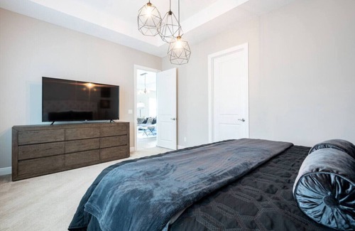 Parkland House | Luxurious Family Home - Spacious Kitchen & BBQ