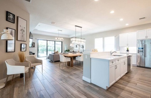 Parkland House | Luxurious Family Home - Spacious Kitchen & BBQ
