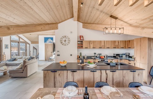 Champagny-en-Vanoise Apartment | Luxurious 7-Room Duplex for 14 with Jacuzzi & Sauna in Champagny-en-Vanoise