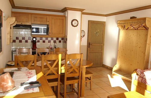 Prapoutel Apartment | Luxurious 3-BR Cabin at the Foot of the Slopes with Spa Access