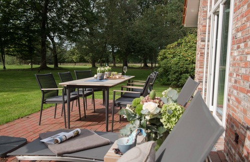 Friedeburg Apartment | Luxurious Frydag vacation apartment in Karl-Georgs-Forst; dogs welcome