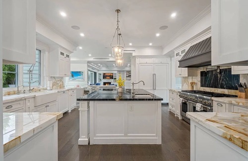 Brentwood House | Luxurious Gated & Private Estate in Brentwood w/6 Bedroom, Pool, Movie Theater