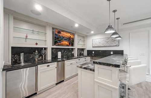 Brentwood House | Luxurious Gated & Private Estate in Brentwood w/6 Bedroom, Pool, Movie Theater