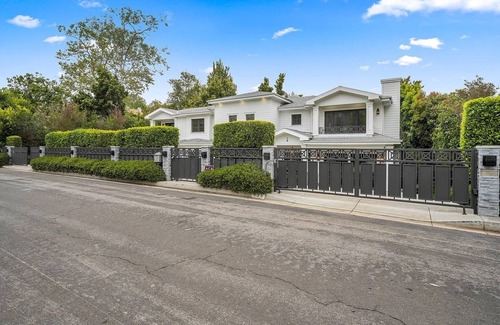 Brentwood House | Luxurious Gated & Private Estate in Brentwood w/6 Bedroom, Pool, Movie Theater