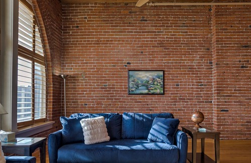 Old Market Condo | Luxurious Getaway! FREE PARKING!