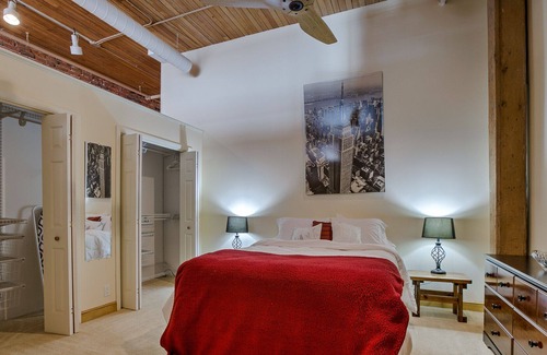Old Market Condo | Luxurious Getaway! FREE PARKING!