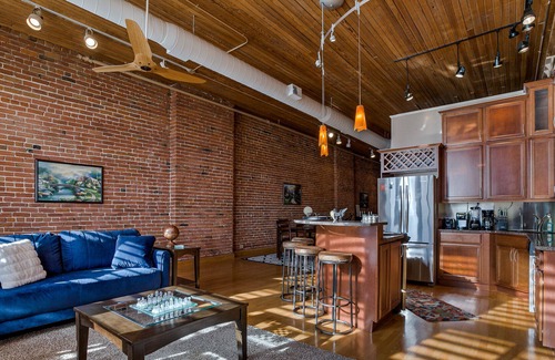 Old Market Condo | Luxurious Getaway! FREE PARKING!
