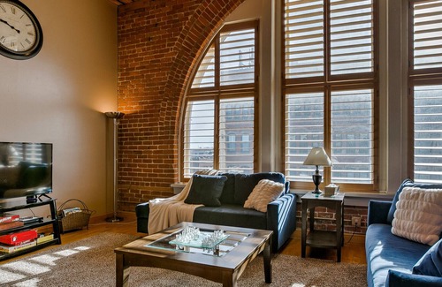 Old Market Condo | Luxurious Getaway! FREE PARKING!