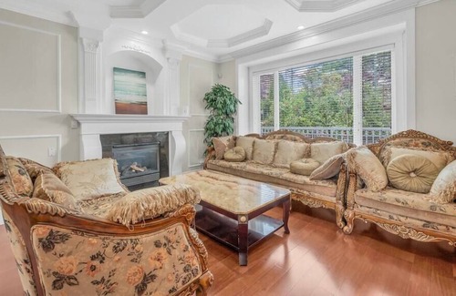 Vancouver South House | Luxurious Getaway in Vancouver Your Ensuite Oasis