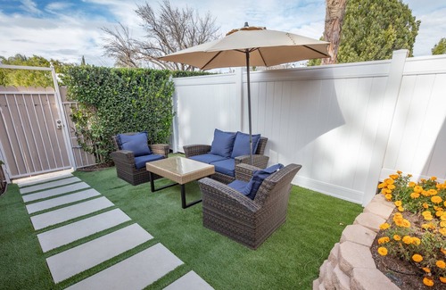 Reseda House | Luxurious Guest Suite with a Private Yard