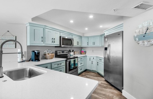 Thomas Drive Condo | 🌴Luxurious-Gulf FRONT-TWO Large Gulf Front Pools-2BR Summerhouse 106🌴