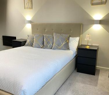 Manchester Apartment | Luxurious, High-End 2-Bedroom with Balcony