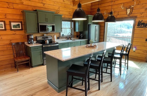 Ontario Cabin | Luxurious Hilltop Log Cabin with Scenic View