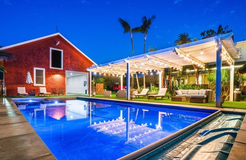 Lincoln Acres Villa | Luxurious Historic 3 Acre Starkey Estate/Pool/Hot Tub/Pool Table/Sleeps 46