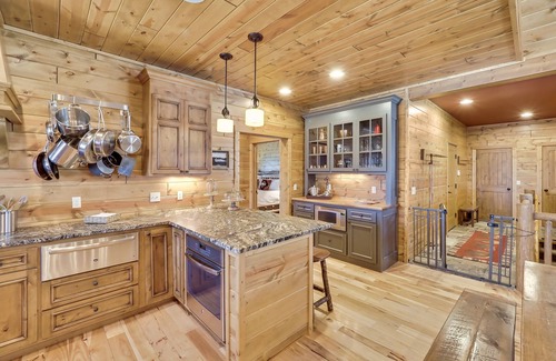 Boyne City House | Luxurious Home in Boyne Mountain | Skybridge View | Ski-In/Ski-Out