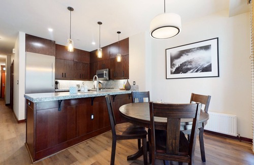 Mammoth Lakes Condo | Luxurious Home on Sierra Star Golf Course. Balcony & Gas Grill, Washer/Dryer