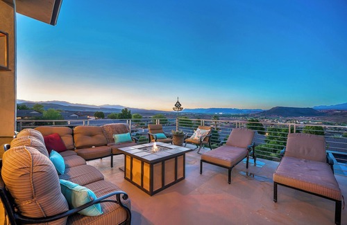 Bloomington House | Luxurious Home w Panoramic Views + Infinity Pool!