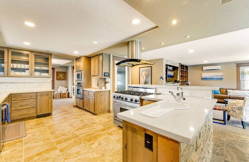 Bayshore House | Luxurious home with 3 suites, 3 fireplaces, game room & hot tub - walk to beach